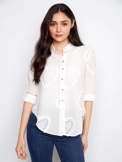 Chemisier Charlie B C4625-471B-012 blanc détails cœur ajourés pour femme – Romantique et élégant, parfait pour quotidien, bureau et sorties