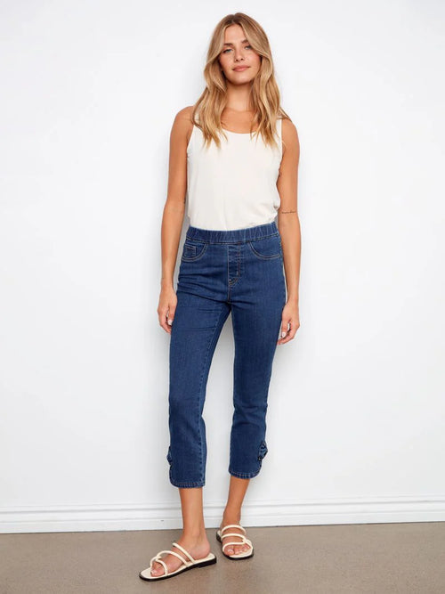 Capri Charlie B C5333Y-431A-140 denim bleu détails nœuds pour femme – Confortable et tendance, parfait pour quotidien, sorties et vacances