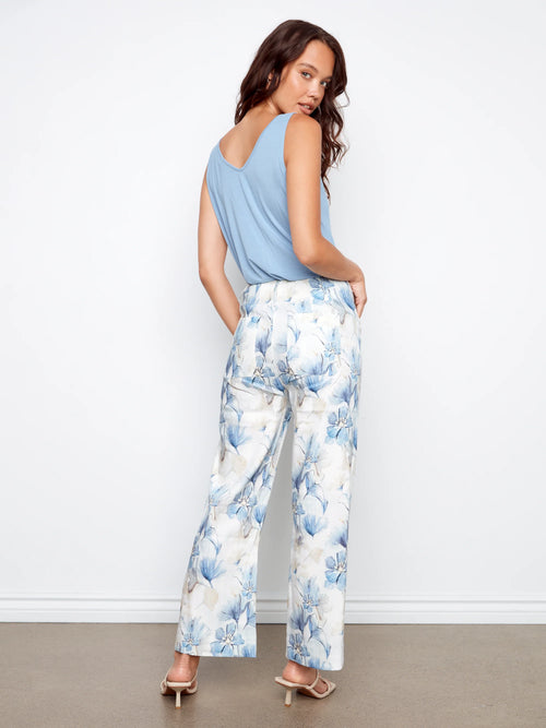 Pantalon Charlie B C5462PD-771B-P991 imprimé serein floral bleu pour femme – Élégant et romantique, parfait pour quotidien, sorties et vacances
