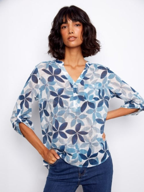 Haut Charlie B blanc imprimé saphir – Manches 3/4 retroussables, encolure en V, imprimé floral bleu, élégant et polyvalent