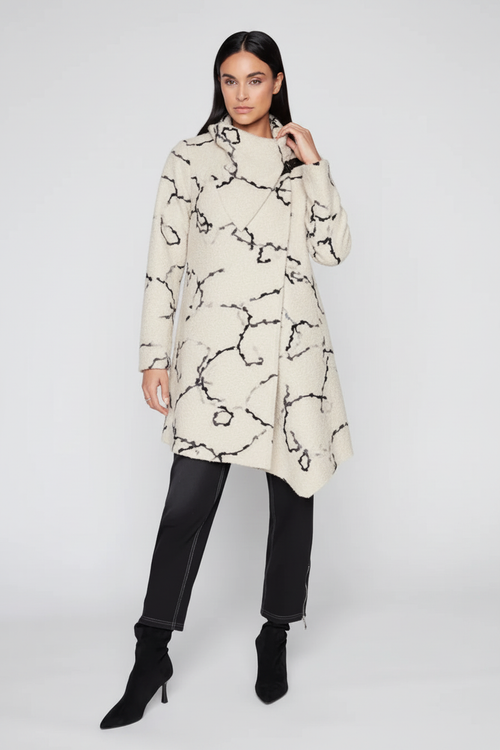 Compli K 36597 - Manteau asymétrique bouclé ivoire imprimé marbre - Studio fond gris