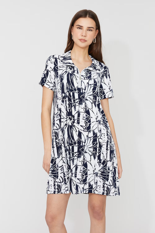 Robe graphique Compli K 36016 : imprimé floral noir et blanc saisissant. Tailles S à XXL. Parfaite pour bureau et événements. Style moderne et sophistiqué.