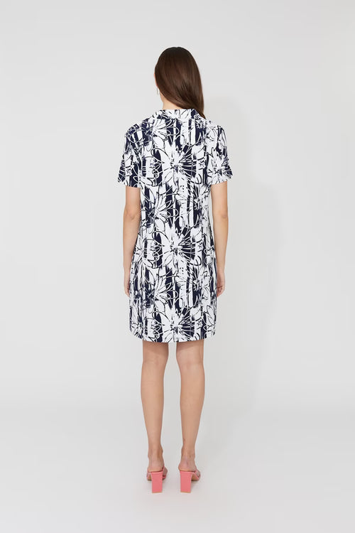 Robe graphique Compli K 36016 : imprimé floral noir et blanc saisissant. Tailles S à XXL. Parfaite pour bureau et événements. Style moderne et sophistiqué.