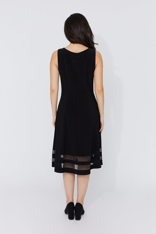 Robe noire élégante pour femme – Compli K 50182 | Robe sans manches avec finition en tulle transparent | Pour la femme sophistiquée qui aime les coupes intemporelles | Parfaite pour les soirées, événements et occasions spéciales