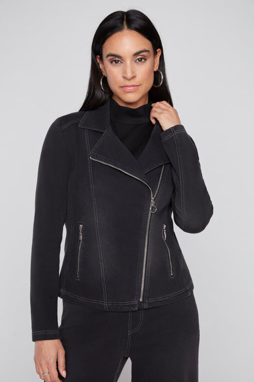 Veste en Denim à Fermeture Asymétrique et Poches à Glissière Noir ou Bleu Compli K 36517 — Pour la femme au chic affirmé, parce que ses lignes donnent du caractère, en ville avec un pantalon clair ou en soirée sur une robe