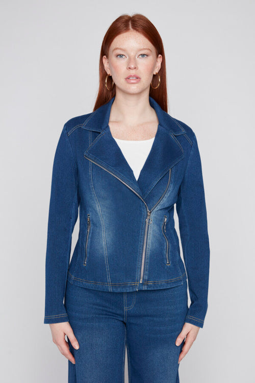 Veste en Denim à Fermeture Asymétrique et Poches à Glissière Noir ou Bleu Compli K 36517 — Pour la femme au chic affirmé, parce que ses lignes donnent du caractère, en ville avec un pantalon clair ou en soirée sur une robe