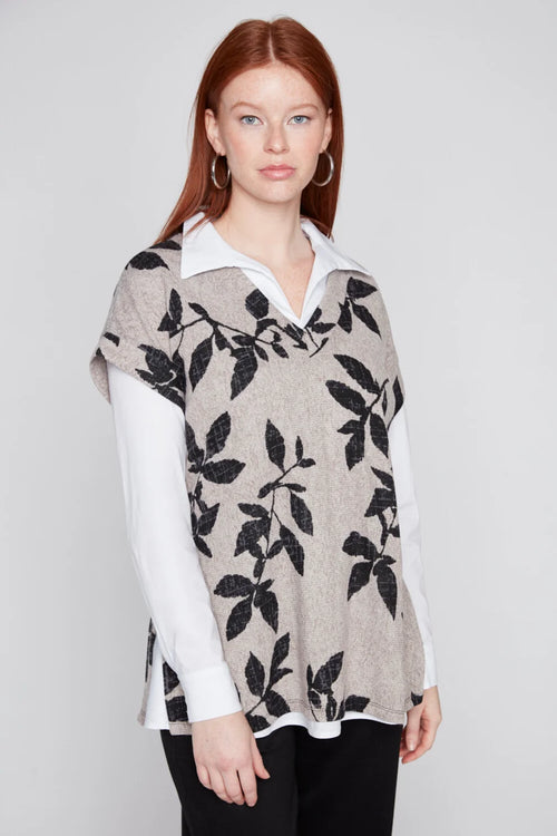 Gilet Sans Manches Oversize Beige Imprimé Feuillages Noirs Col V Fentes Latérales Compli K 36543 — Pour la femme au style éditorial, portez-le sur une chemise blanche au bureau, sur un col roulé noir en automne, ou seul sur un jean crème le weekend