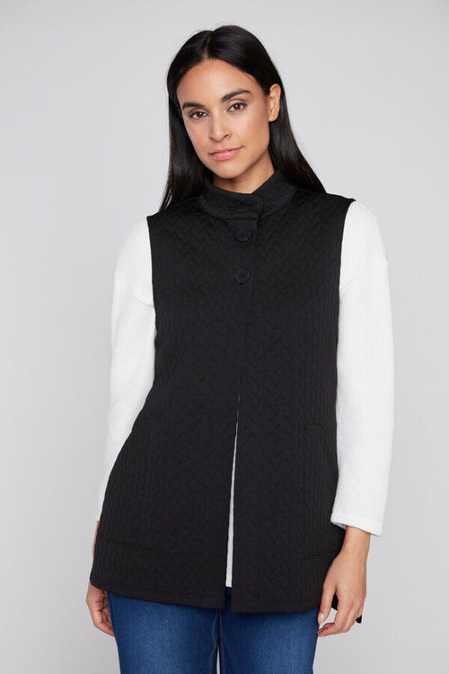 Veste Sans Manches Texturée à Petit Col Montant Ivoire ou Noir Compli K 36508 — Pour la femme au chic naturel, parce que ses lignes allongées composent la tenue, au travail sur un pantalon droit ou en sortie avec un jean bleu