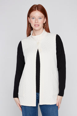Veste Sans Manches Texturée à Petit Col Montant Ivoire ou Noir Compli K 36508 — Pour la femme au chic naturel, parce que ses lignes allongées composent la tenue, au travail sur un pantalon droit ou en sortie avec un jean bleu