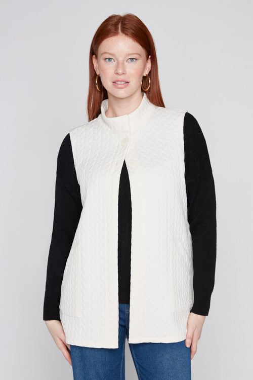 Veste Sans Manches Texturée à Petit Col Montant Ivoire ou Noir Compli K 36508 — Pour la femme au chic naturel, parce que ses lignes allongées composent la tenue, au travail sur un pantalon droit ou en sortie avec un jean bleu