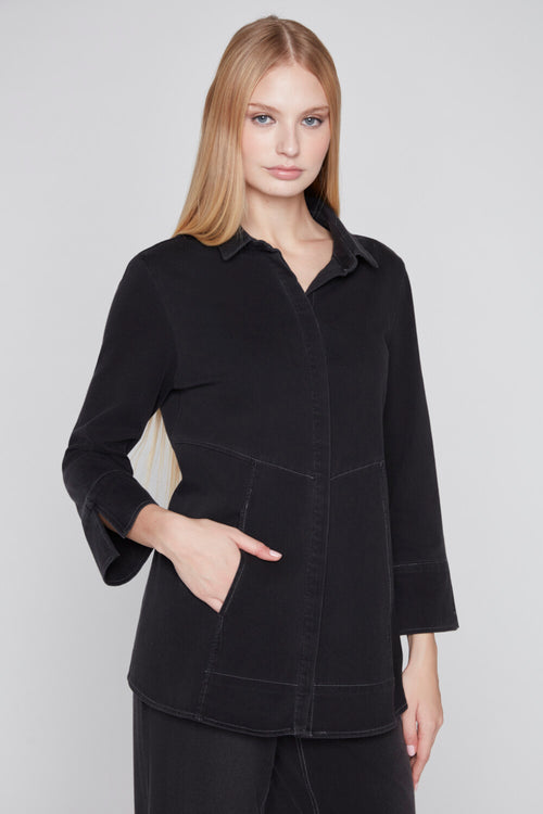Haut à Col Chemisier, Poches et Surpiqûres Noir ou Bleu Compli K 36518 — Pour la femme au chic personnel, parce que ses découpes donnent du caractère, au bureau avec un pantalon droit ou en sortie avec un jean indigo