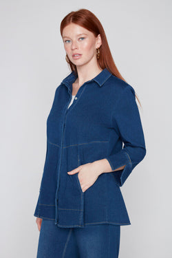 Haut à Col Chemisier, Poches et Surpiqûres Noir ou Bleu Compli K 36518 — Pour la femme au chic personnel, parce que ses découpes donnent du caractère, au bureau avec un pantalon droit ou en sortie avec un jean indigo