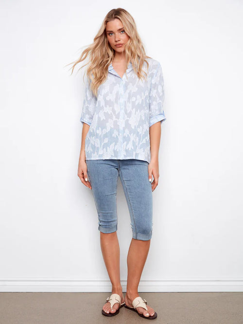 Chemisier Charlie B C4690-567C-P474 rayures bleu ciel broderies pour femme – Frais et élégant, parfait pour été, quotidien, brunch et bureau casual
