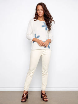 Chandail Charlie B couleur avoine imprimé floral – Manches 3/4, appliques florales bleues en denim, style artistique et confortable