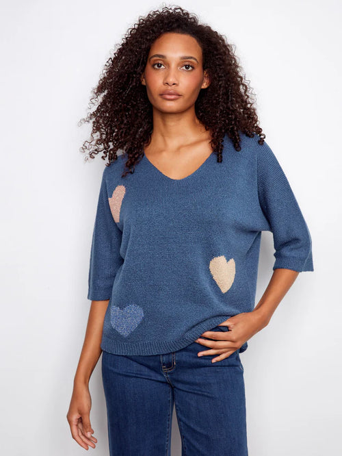 Chandail Charlie B C2971-546C-P006 bleu denim cœurs jacquard pour femme – Romantique et confortable, parfait pour quotidien, sorties, week-end et automne
