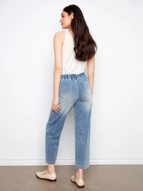 Pantalon Charlie B C5787-627C-156 denim tricot jambe large bleu moyen pour femme – Confortable et tendance, parfait pour quotidien, sorties et week-end