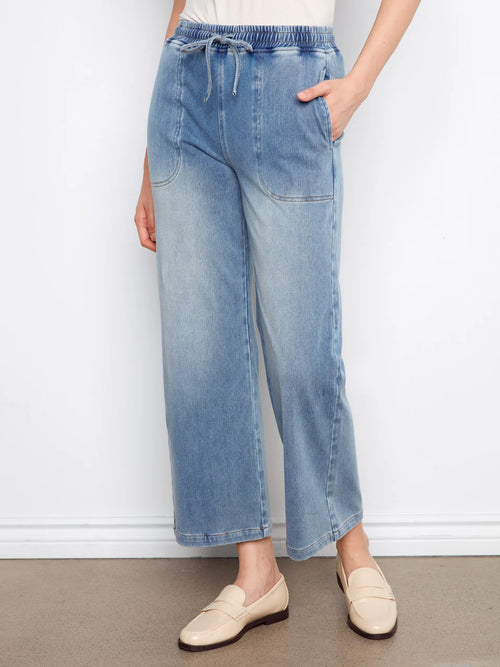 Pantalon Charlie B C5787-627C-156 denim tricot jambe large bleu moyen pour femme – Confortable et tendance, parfait pour quotidien, sorties et week-end