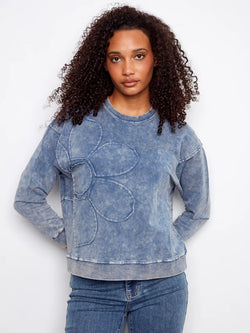 Chandail Charlie B C1417-377C-006 denim appliqué floral pour femme – Moderne et artistique, parfait pour quotidien, sorties et week-end