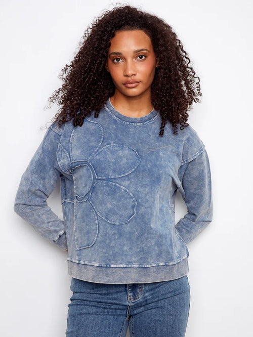 Chandail Charlie B C1417-377C-006 denim appliqué floral pour femme – Moderne et artistique, parfait pour quotidien, sorties et week-end