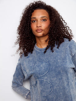 Chandail Charlie B C1417-377C-006 denim appliqué floral pour femme – Moderne et artistique, parfait pour quotidien, sorties et week-end