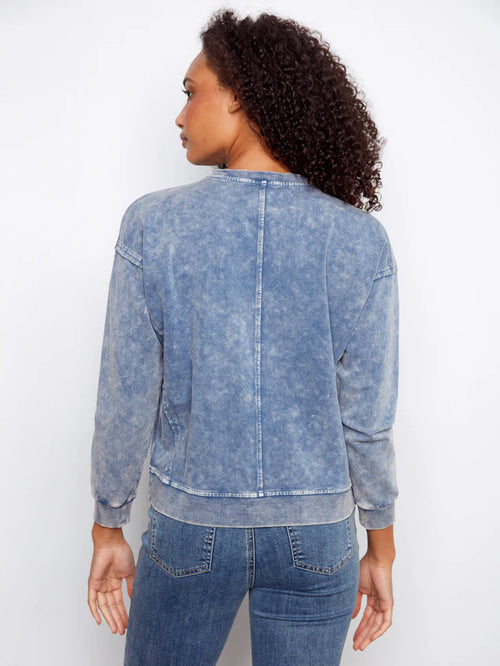 Chandail Charlie B C1417-377C-006 denim appliqué floral pour femme – Moderne et artistique, parfait pour quotidien, sorties et week-end