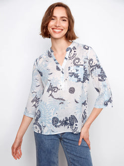 Haut Charlie B C4188AR-884B-P679 imprimé plume bleu pour femme – Léger et bohème, parfait pour quotidien, sorties et vacances