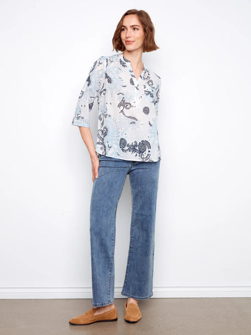 Haut Charlie B C-4188AR-884B-P679 imprimé plume bleu pour femme – Léger et bohème, parfait pour quotidien, sorties et vacances