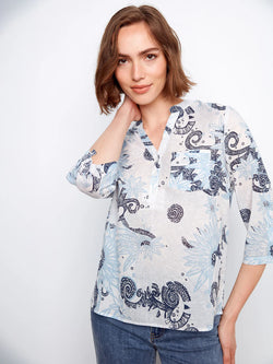 Haut Charlie B C4188AR-884B-P679 imprimé plume bleu pour femme – Léger et bohème, parfait pour quotidien, sorties et vacances