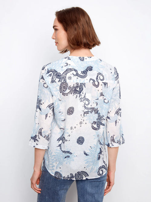 Haut Charlie B C-4188AR-884B-P679 imprimé plume bleu pour femme – Léger et bohème, parfait pour quotidien, sorties et vacances