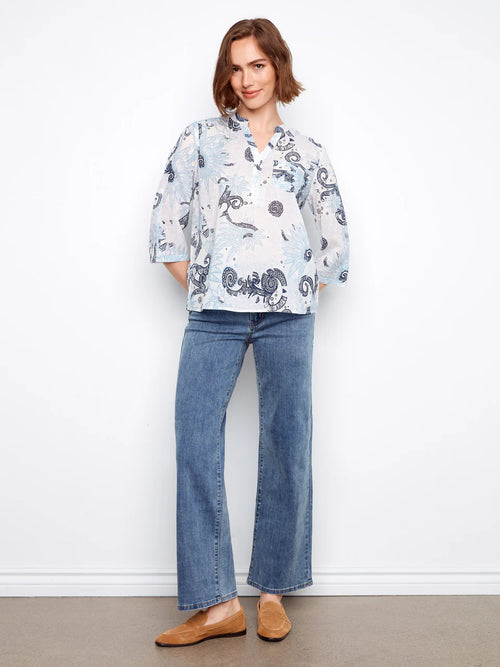 Haut Charlie B C-4188AR-884B-P679 imprimé plume bleu pour femme – Léger et bohème, parfait pour quotidien, sorties et vacances