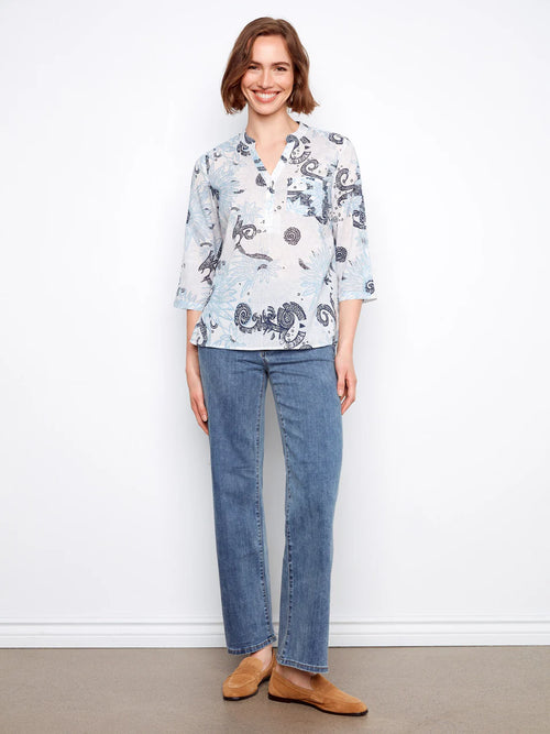 Haut Charlie B C-4188AR-884B-P679 imprimé plume bleu pour femme – Léger et bohème, parfait pour quotidien, sorties et vacances