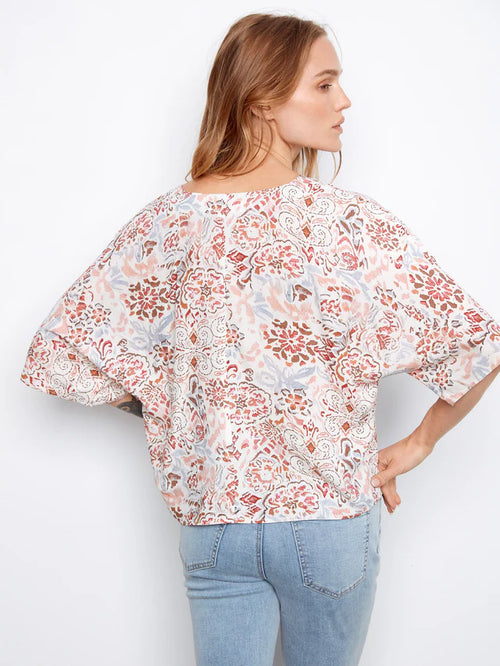 Haut Charlie B imprimé béa C4651-634A-P061 – Manches courtes évasées, encolure en V avec lien noué, imprimé paisley multicolore, élégant et bohème