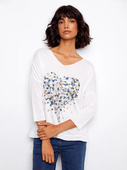 Chandail blanc cœur floral pour femme – Charlie B C1264CPR-006B | Haut léger manches 3/4 avec imprimé cœur fleuri | Pour la femme moderne qui aime un style doux et féminin | Parfait pour le quotidien, les sorties et les journées printanières