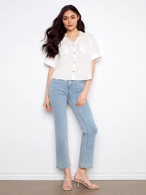 Haut Charlie B blanc en lin mélangé – Manches courtes, boutonnage frontal, poches poitrine, style décontracté chic