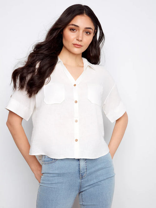 Haut Charlie B blanc en lin mélangé – Manches courtes, boutonnage frontal, poches poitrine, style décontracté chic
