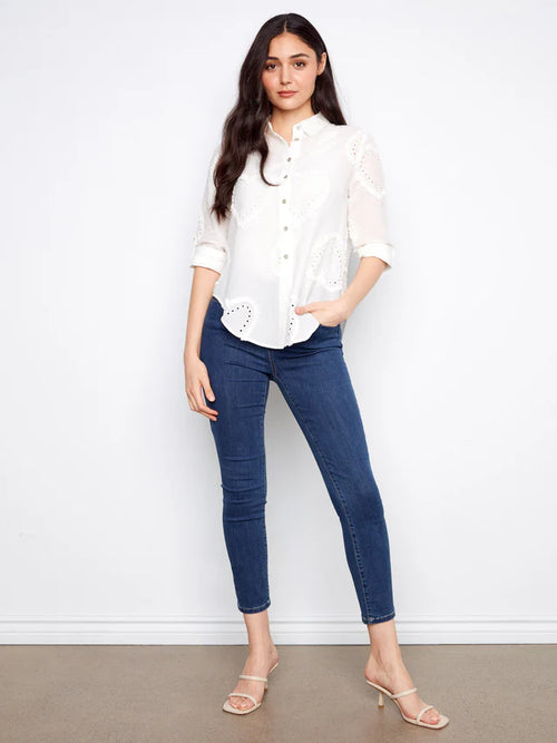 Chemisier Charlie B C4625-471B-012 blanc détails cœur ajourés pour femme – Romantique et élégant, parfait pour quotidien, bureau et sorties
