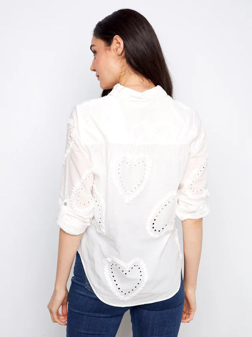 Chemisier Charlie B C4625-471B-012 blanc détails cœur ajourés pour femme – Romantique et élégant, parfait pour quotidien, bureau et sorties