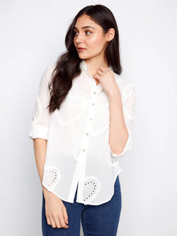 Chemisier Charlie B C4625-471B-012 blanc détails cœur ajourés pour femme – Romantique et élégant, parfait pour quotidien, bureau et sorties