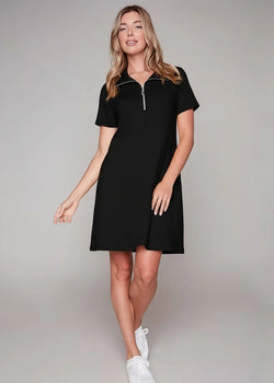 Robe Zip Col Polo Compli K (36062) — pour la femme qui passe du brunch au bureau sans changer de tenue, qui l’enfile avec des sneakers blancs et qui choisit le confort quand il a l’air chic