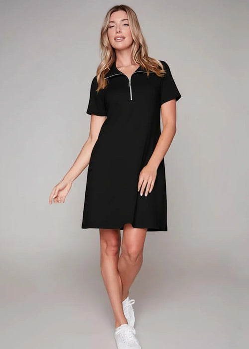 Robe Zip Col Polo Compli K (36062) — pour la femme qui passe du brunch au bureau sans changer de tenue, qui l’enfile avec des sneakers blancs et qui choisit le confort quand il a l’air chic