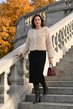 En mouvement sur un escalier, jupe noire et sac bourgogne