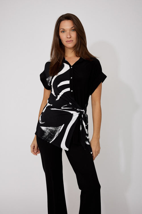 Haut à imprimé graphique noir et blanc avec effet drapé Frank Lyman 266238 – Élégance sculpturale pour la femme moderne, du bureau aux événements chic
