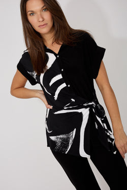 Haut à imprimé graphique noir et blanc avec effet drapé Frank Lyman 266238 – Élégance sculpturale pour la femme moderne, du bureau aux événements chic