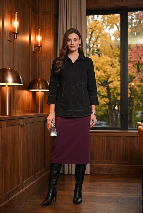 Haut noir, jupe prune et bottes noires, tenue de dîner