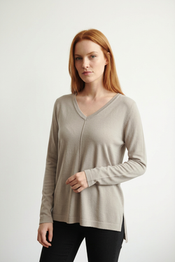 Chandail à Col en V et Détail Vertical Taupe Clair Scorzzo 0599.fw26 — Pour la femme au chic discret, parce que sa ligne souple compose une allure soignée, au bureau avec un pantalon noir ou en fin de semaine sur un jean bleu
