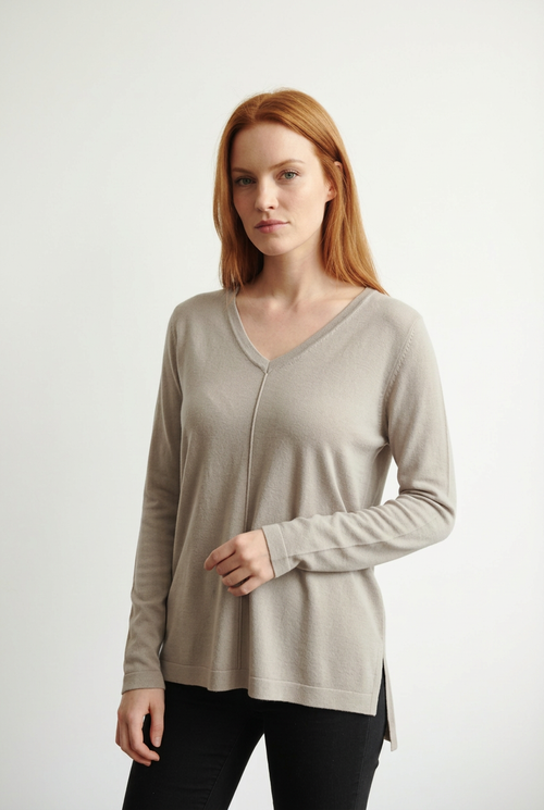 Chandail à Col en V et Détail Vertical Taupe Clair Scorzzo 0599.fw26 — Pour la femme au chic discret, parce que sa ligne souple compose une allure soignée, au bureau avec un pantalon noir ou en fin de semaine sur un jean bleu