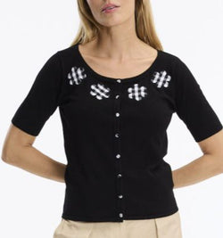 Cardigan noir à manches courtes et appliques vichy – JE933 – Une pièce originale et féminine pour un style chic et décontracté – Léo & Ugo