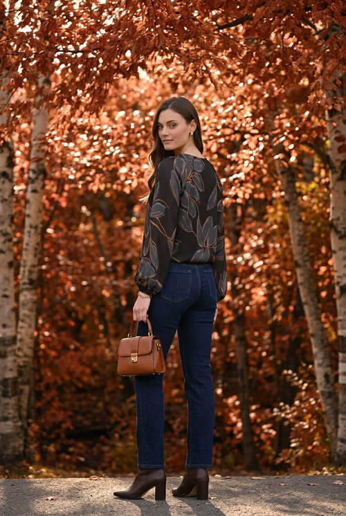 Jean indigo et accessoires chocolat, vue du feuillage au dos