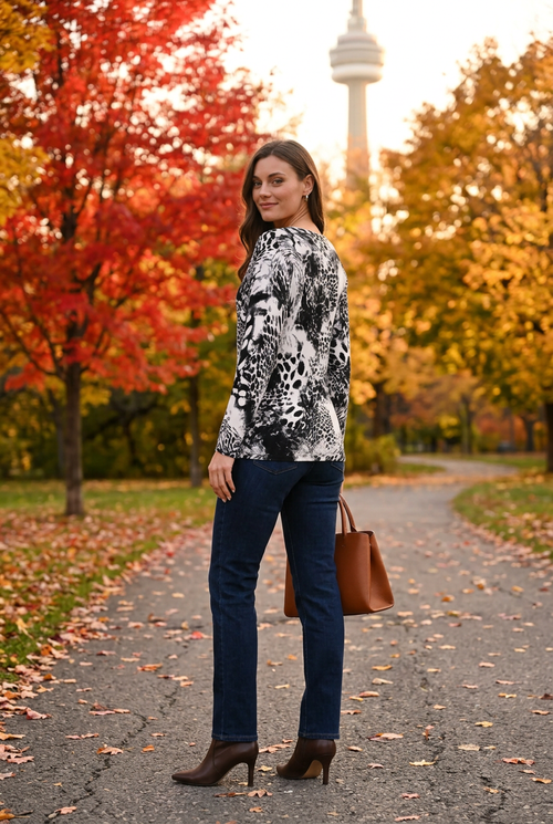 Jean indigo et accessoires cognac, vue de dos au parc Maisonneuve