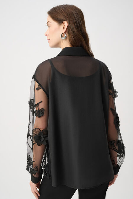 Chemise Organza Fleurs 3D Appliquées Joseph Ribkoff – Noir | SKU 264945 | Pour la femme qui fait de chaque sortie un moment d’exception | Cocktails, Soirées & Bureau luxe | Portée avec camisole intégrée ou rentrée dans un pantalon